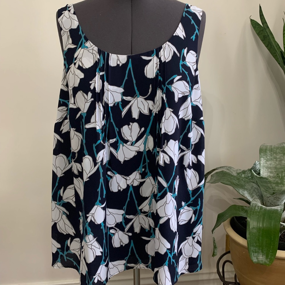 In Every Story … flowy floral tank top size 2X